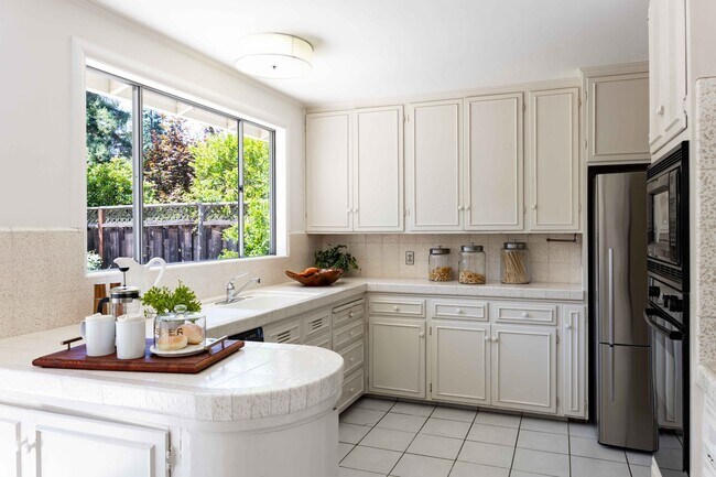 Building Photo - 795 San Mateo Dr