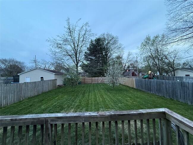 Building Photo - 115 W 6th St