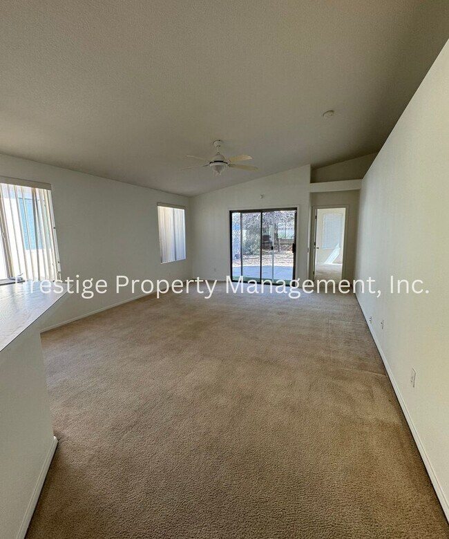Building Photo - This charming 3+den/2 Bath East Home Is just What You Need!!