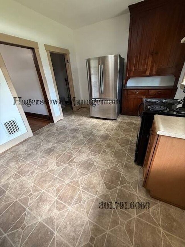 Building Photo - Beautiful 3 BR 1 BA Duplex