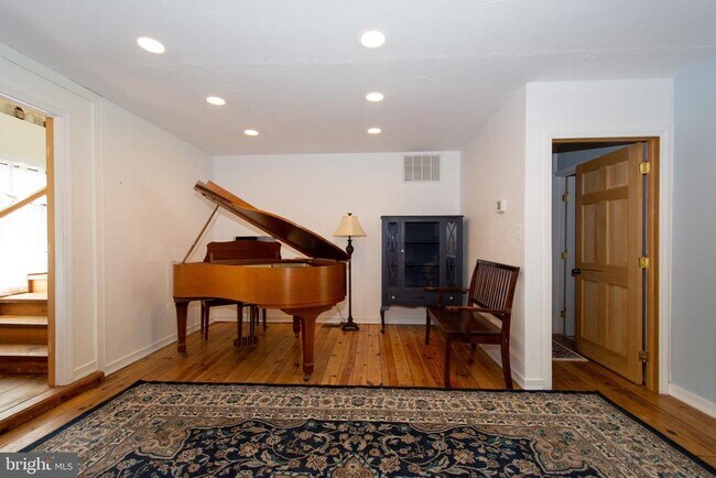 Building Photo - 608 Charles Ave