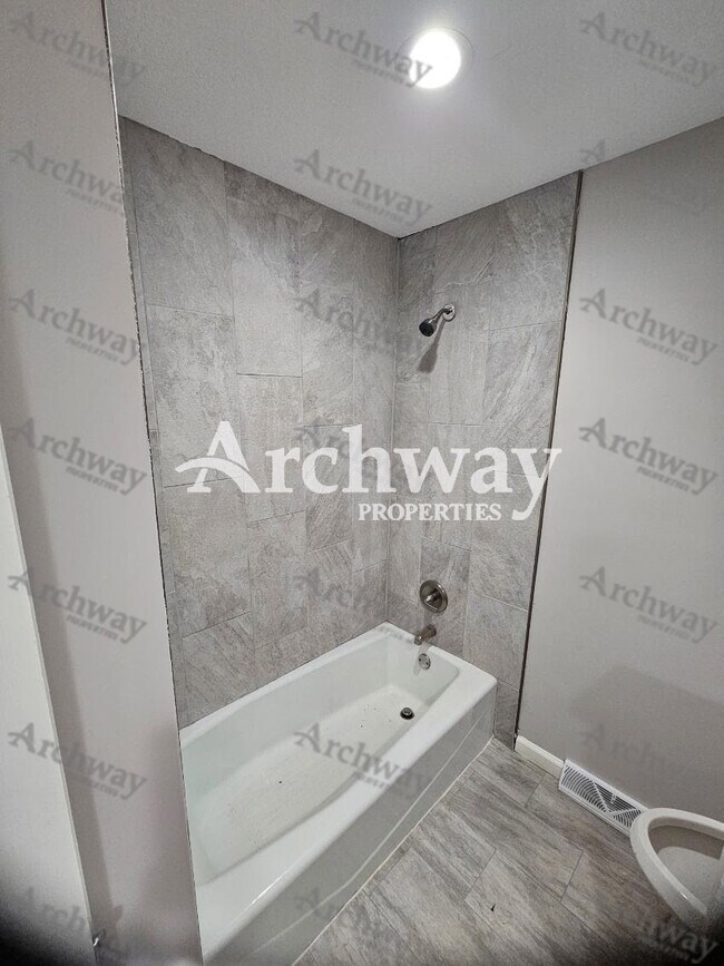 Building Photo - 1600 W Elm Terrace