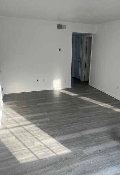 Building Photo - 414 19th St