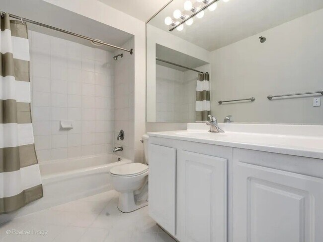 Building Photo - 345 N La Salle Dr
