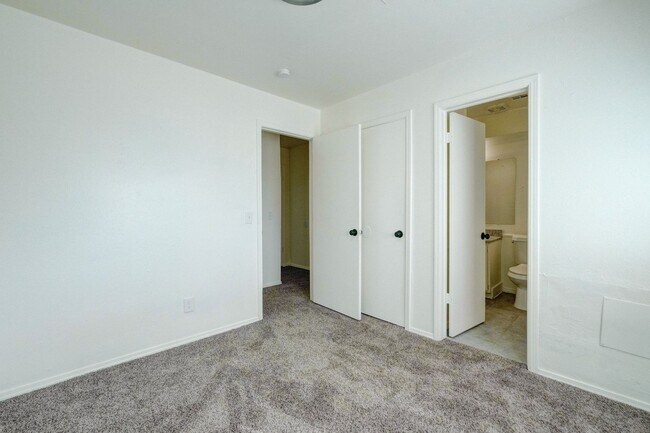 Building Photo - 3 bedroom 2.5 bath - NW Highway and Rockwell