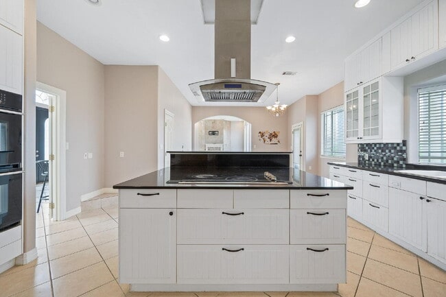 Building Photo - Large 4 Bed, 3.5 bath luxury home on 1 acr...