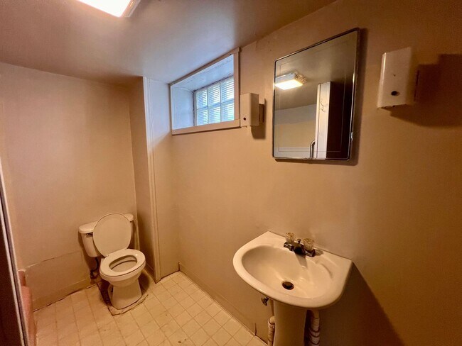 Building Photo - 1320 Irwin St