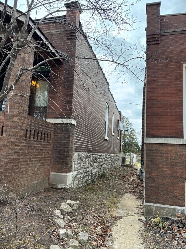 Building Photo - Completedly Remodeled 2+ Bedroom Home