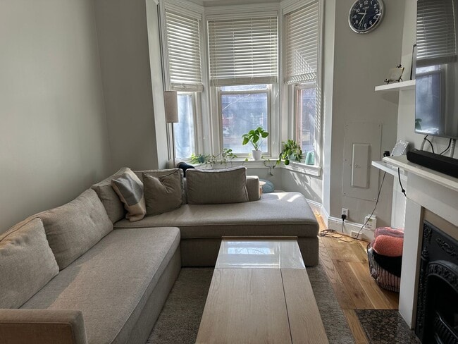 Building Photo - 2 Bedroom 1.5 Bath Condo in Shaw Neighborhood, Backyard, Recently Renovated, Fabulous Modern Feat...
