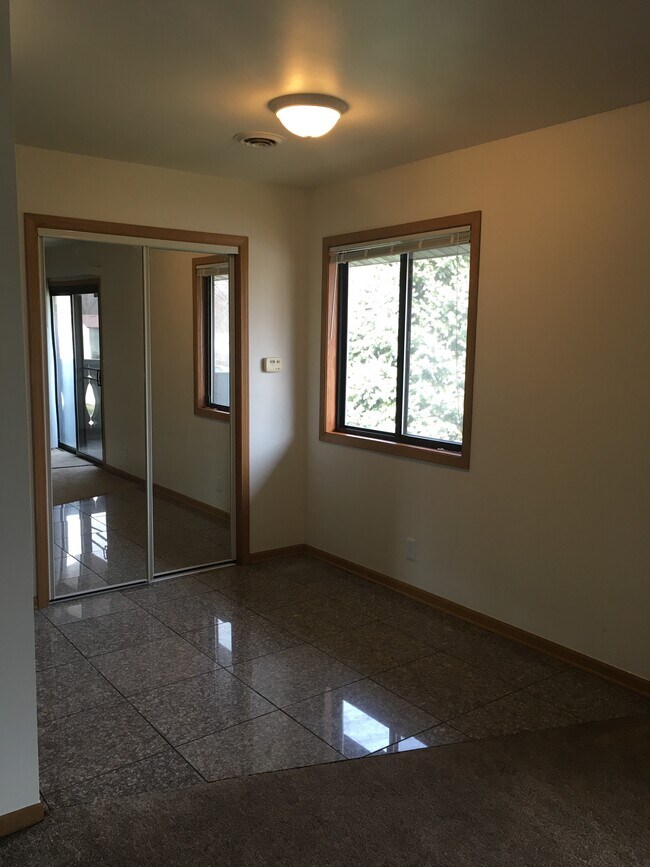 Building Photo - 1928 Redwood Dr