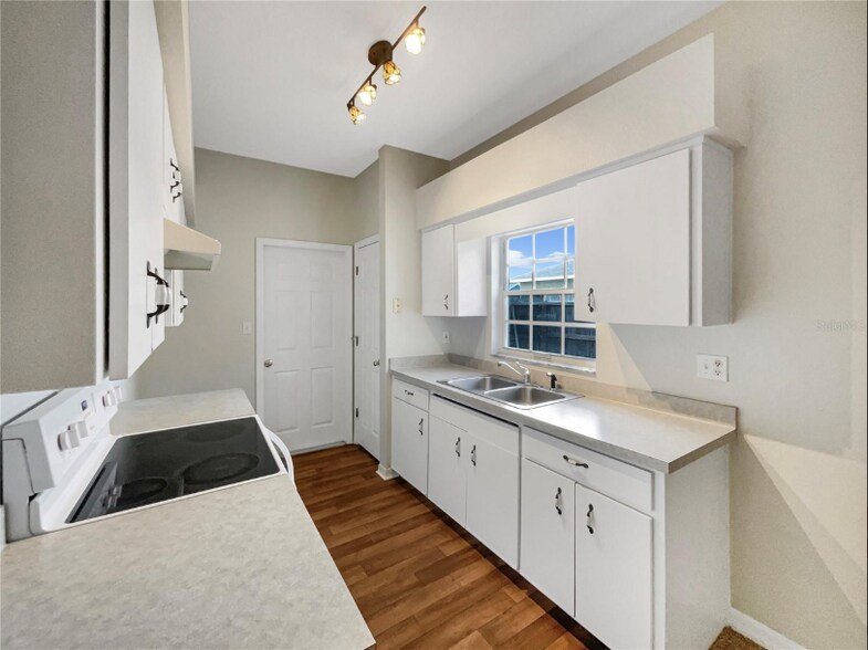 Building Photo - 920 Forrest Dr