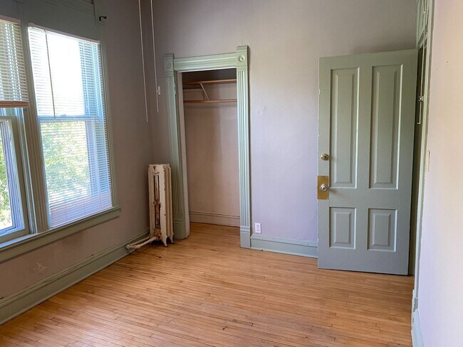 Building Photo - In the Heart of Dinkytown - Amazing 6 bedroom Victorian Rental Home,  Fall 2026!