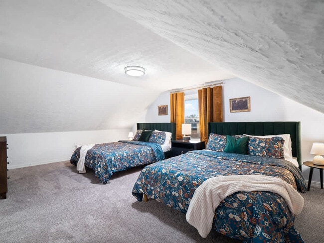 Building Photo - 2010 Chesterland Ave