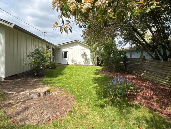 Building Photo - Peaceful Albany Home with Private Yard