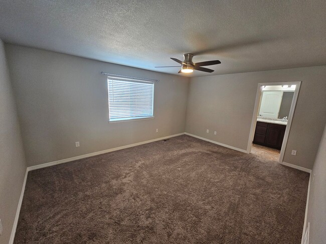Building Photo - 3 Bed 3 bath house in Lorson Ranch!