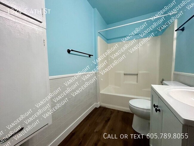 Building Photo - 1324 E 4th St