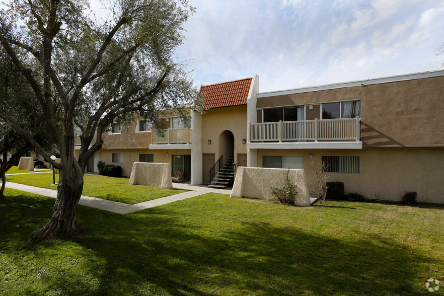 Building Photo - River Rock Apts