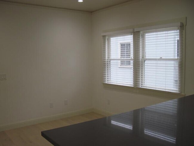 Building Photo - 1 bedroom in Oakland CA 94612