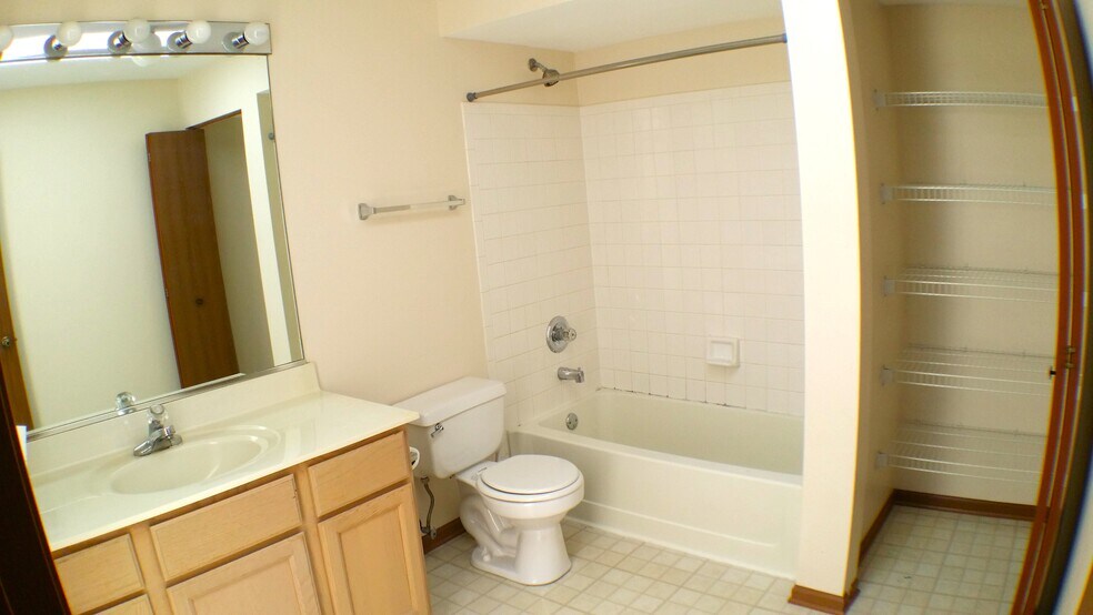 Building Photo - 1934 Heron Ave