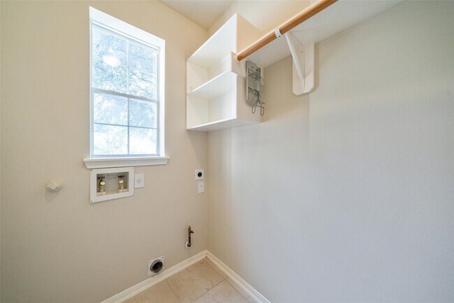Building Photo - 8811 Sun Haven Ln