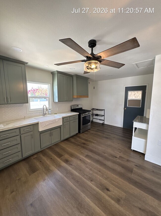 Building Photo - Cozy Home Now Available in Dinuba!!!