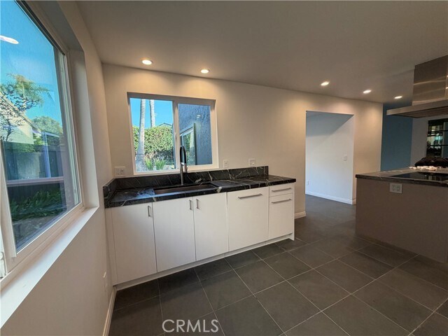 Building Photo - 15999 Via De Las Palmas