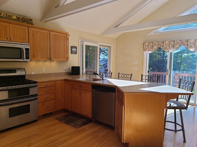 Building Photo - Beautiful 3 Bedroom House - Cozy Up This W...
