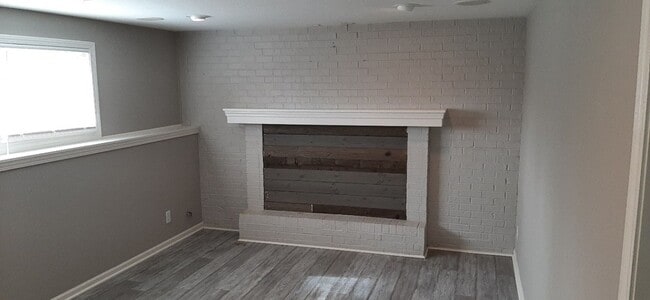 Building Photo - HURRY THIS WON'T LAST LONG! Gorgeous 3 bed, 2 bath in beautiful Parkville!