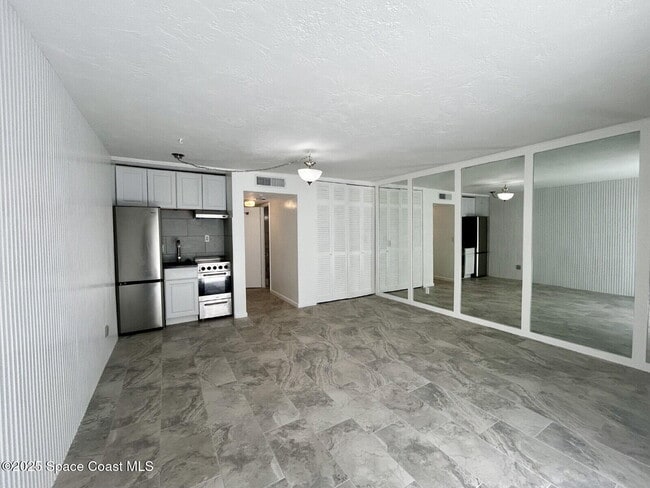 Building Photo - 223 Columbia Dr