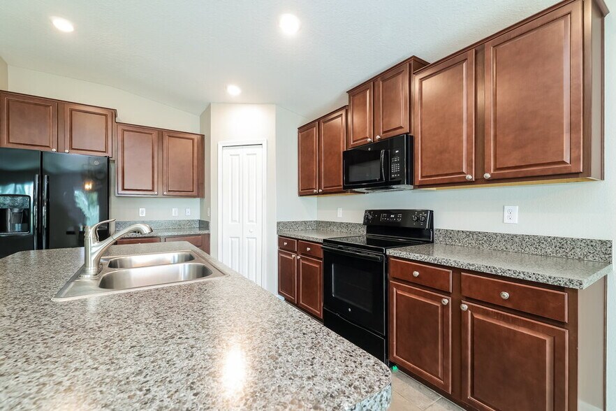 Building Photo - 39886 Dawson Chase Dr