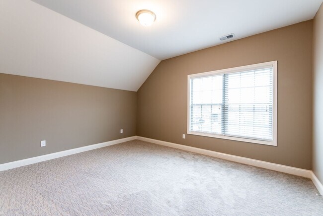 Building Photo - 4 Bedroom 2 Bath in Fisherville!