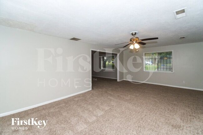 Building Photo - 302 Woodstock Dr SW