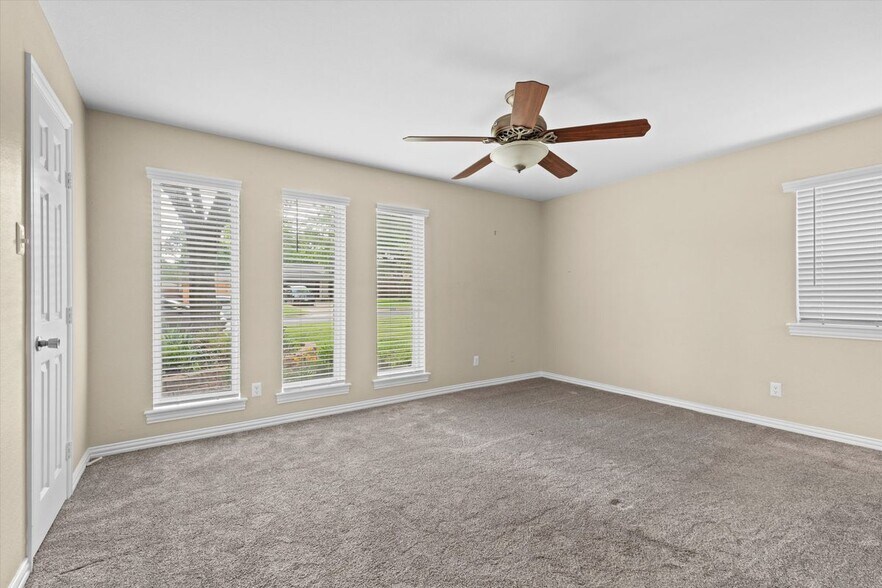 Building Photo - 839 Yellowstone Dr