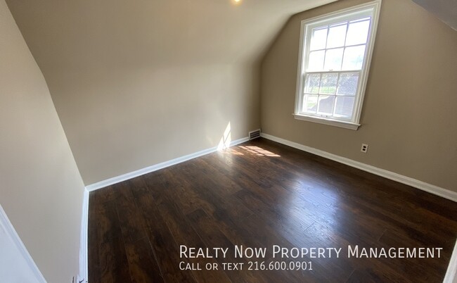 Building Photo - Shaker Heights 4 bed 2 bath UP