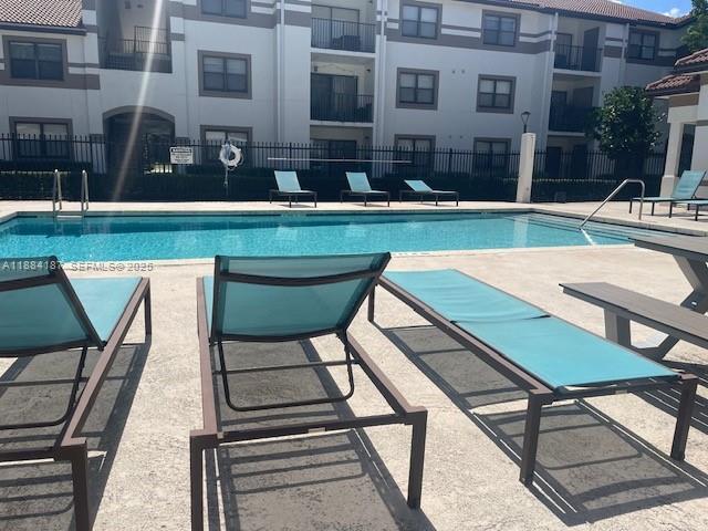 Building Photo - 560 S Park Rd