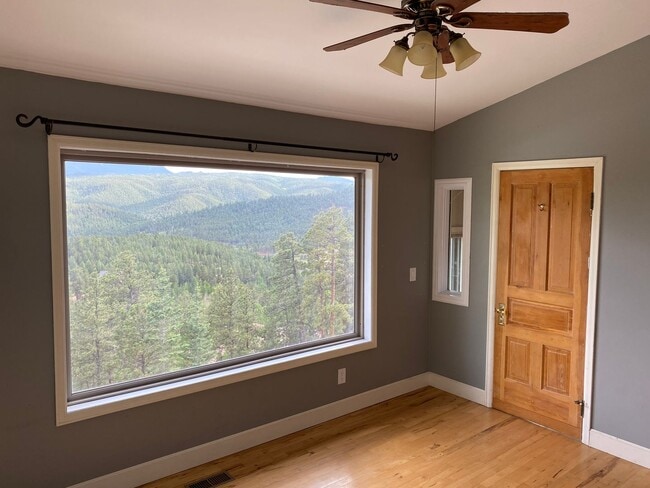 Building Photo - Mountain Views!