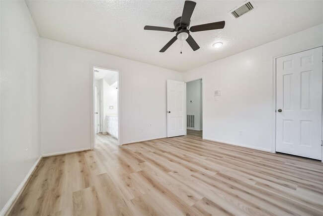 Building Photo - 15738 Fleetwood Oaks Dr
