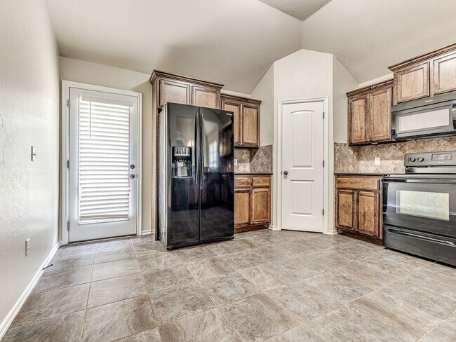 Building Photo - FREE AUGUST RENT + 3 Bedroom home in Deer ...