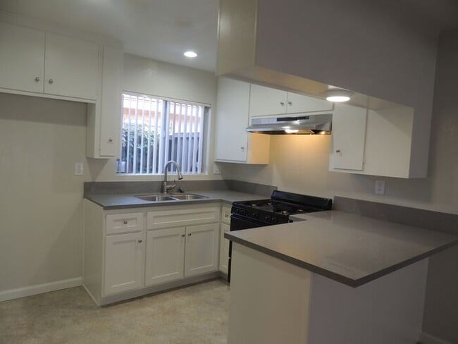 Building Photo - Renovated Townhouse in Paramount w/ Parkin...
