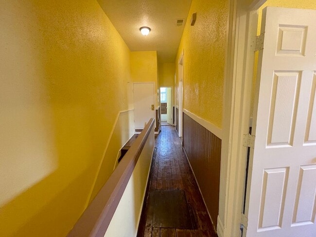 Building Photo - 2 BED | 1 BATH | DOWNTOWN