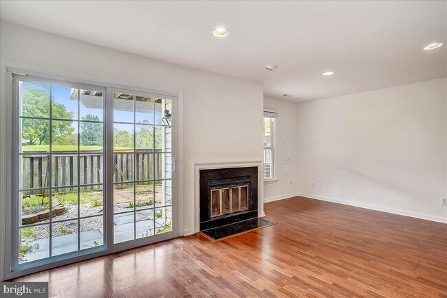 Building Photo - 8830 Thomas Lea Terrace
