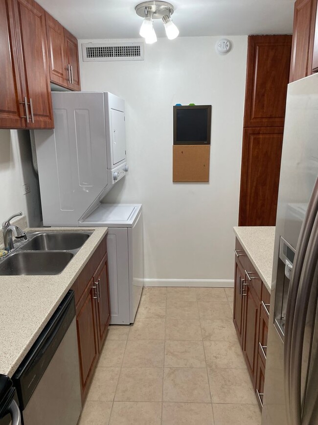 Building Photo - Fairway Manor ... 2 bedroom/Pets OK!