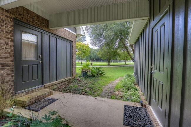 Building Photo - 15813 A