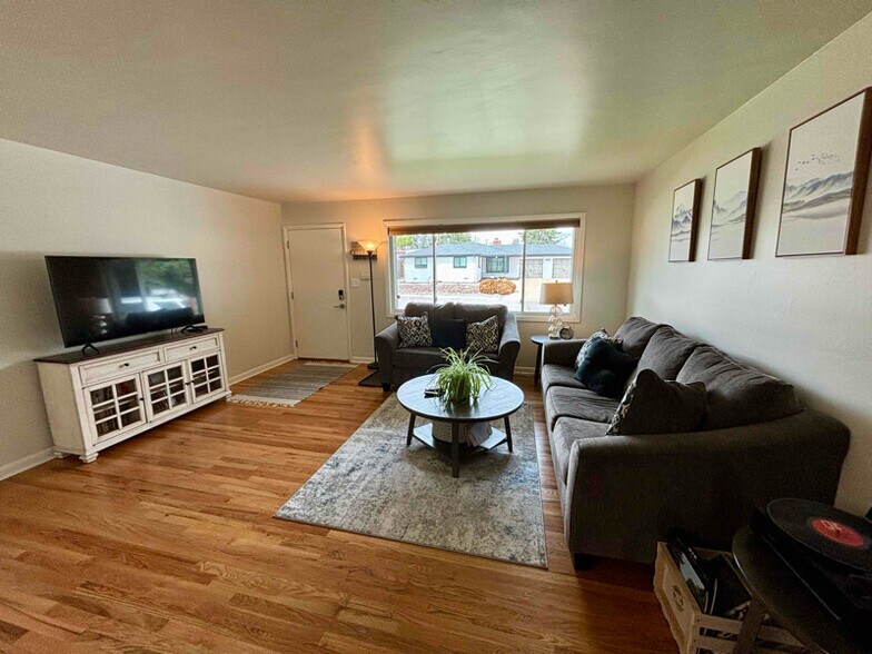 Building Photo - 3378 W Saratoga Ave