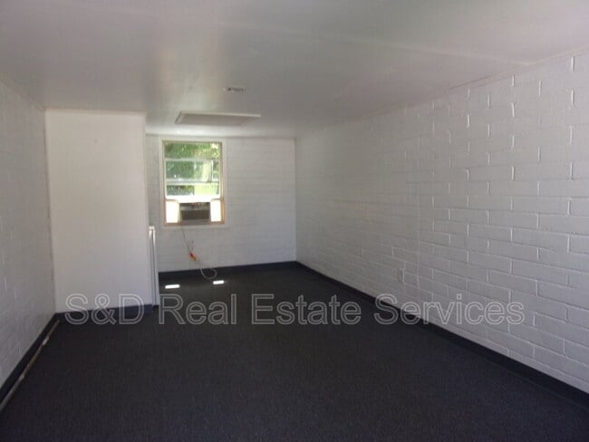 Building Photo - 826 Hollingsworth Rd