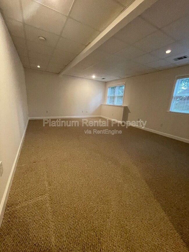 Building Photo - 870 Ingleside Dr