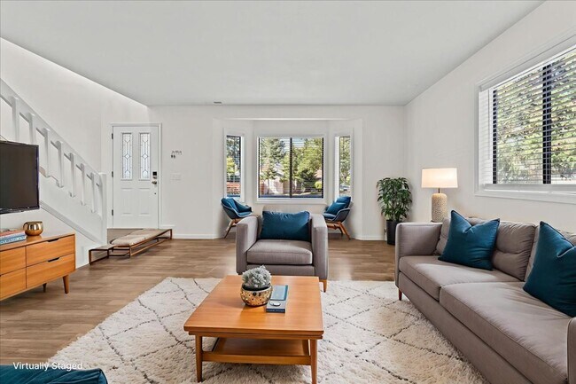 Building Photo - Beautifully Renovated 4-Bedroom, 2-Bath Ho...