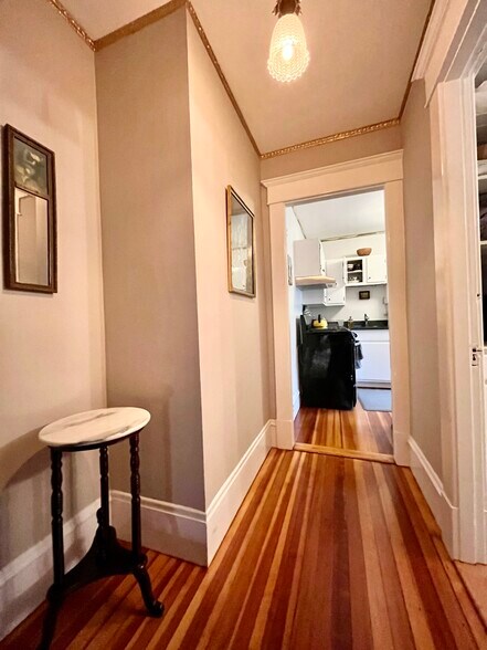 Building Photo - 206 Elm St