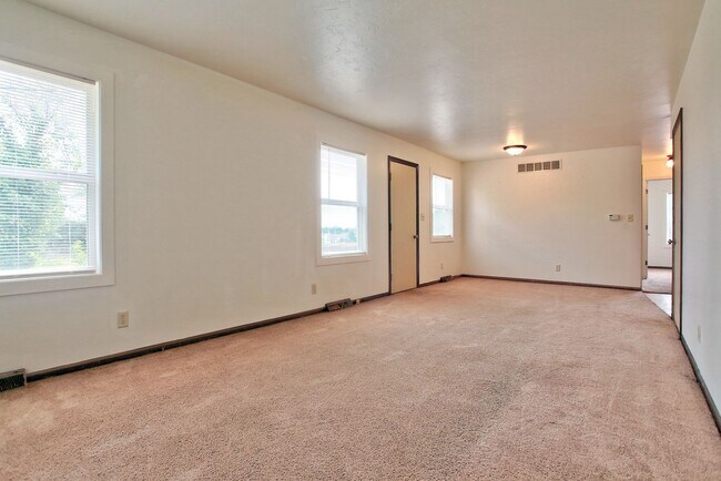 Building Photo - Private & Cozy Duplex In Prime Holland Loc...