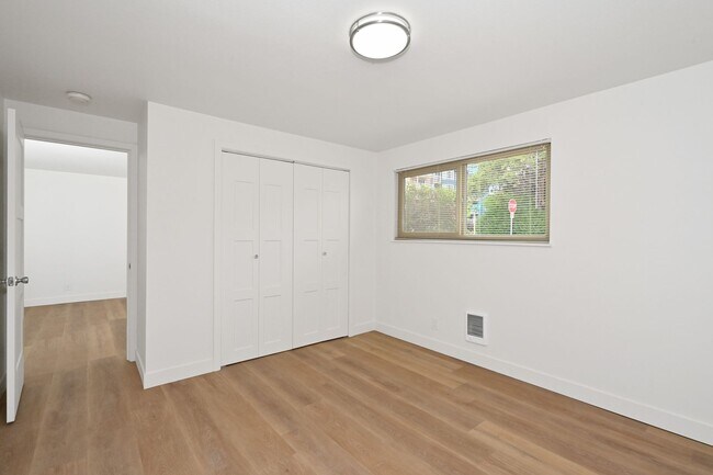 Building Photo - Greenlake / Phinney Ridge Remodel - In-Uni...